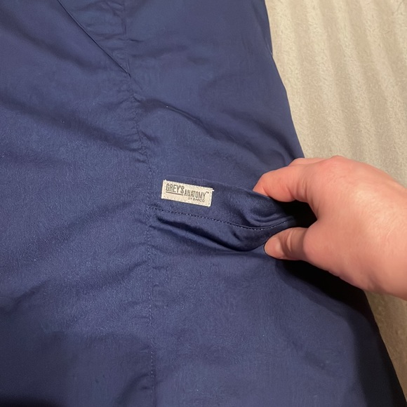 EUC Women’s Greys Anatomy classic scrub top, size small - Picture 4 of 6